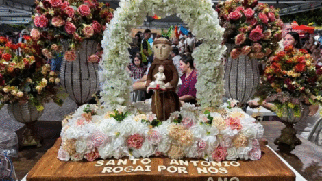 bolo-de-santo-antonio-e-arrematado-por-r$-50-mil,-em-quixeramobim