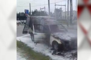carro-de-empresa-pega-fogo-no-bairro-edson-queiroz;-motorista-escapa-ileso