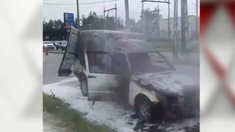 carro-de-empresa-pega-fogo-no-bairro-edson-queiroz;-motorista-escapa-ileso
