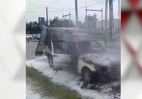 carro-de-empresa-pega-fogo-no-bairro-edson-queiroz;-motorista-escapa-ileso
