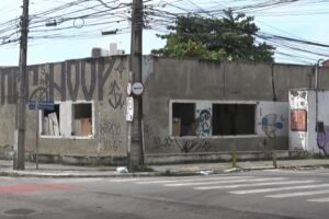 antigo-predio-do-creas-no-mucuripe-e-ocupado-por-usuarios-de-drogas-e-preocupa-moradores