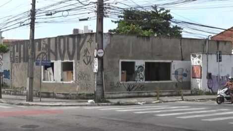 antigo-predio-do-creas-no-mucuripe-e-ocupado-por-usuarios-de-drogas-e-preocupa-moradores