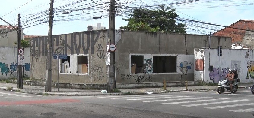 antigo-predio-do-creas-no-mucuripe-e-ocupado-por-usuarios-de-drogas-e-preocupa-moradores
