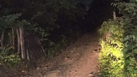 homem-e-encontrado-morto-com-pes-e-maos-amarrados-em-estrada-carrocavel,-em-caucaia/ce