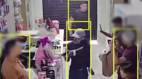 trio-armado-faz-assalto-a-loja-em-fortaleza,-levando-r$-15-mil-e-celulares-de-clientes