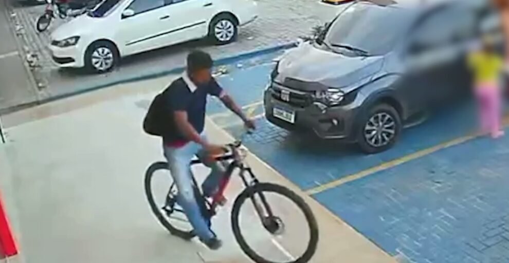 bicicleta-de-funcionario-e-furtada-em-frente-a-farmacia-onde-ele-trabalha,-em-fortaleza