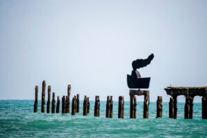 la-femme-bateau,-de-servulo-esmeraldo,-e-vandalizada-na-praia-de-iracema