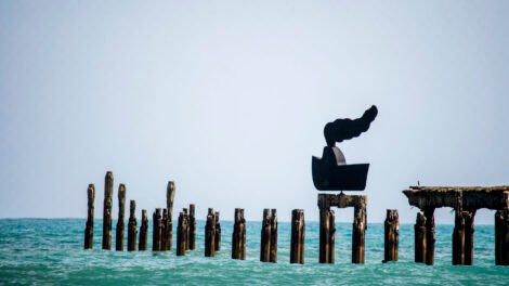 la-femme-bateau,-de-servulo-esmeraldo,-e-vandalizada-na-praia-de-iracema