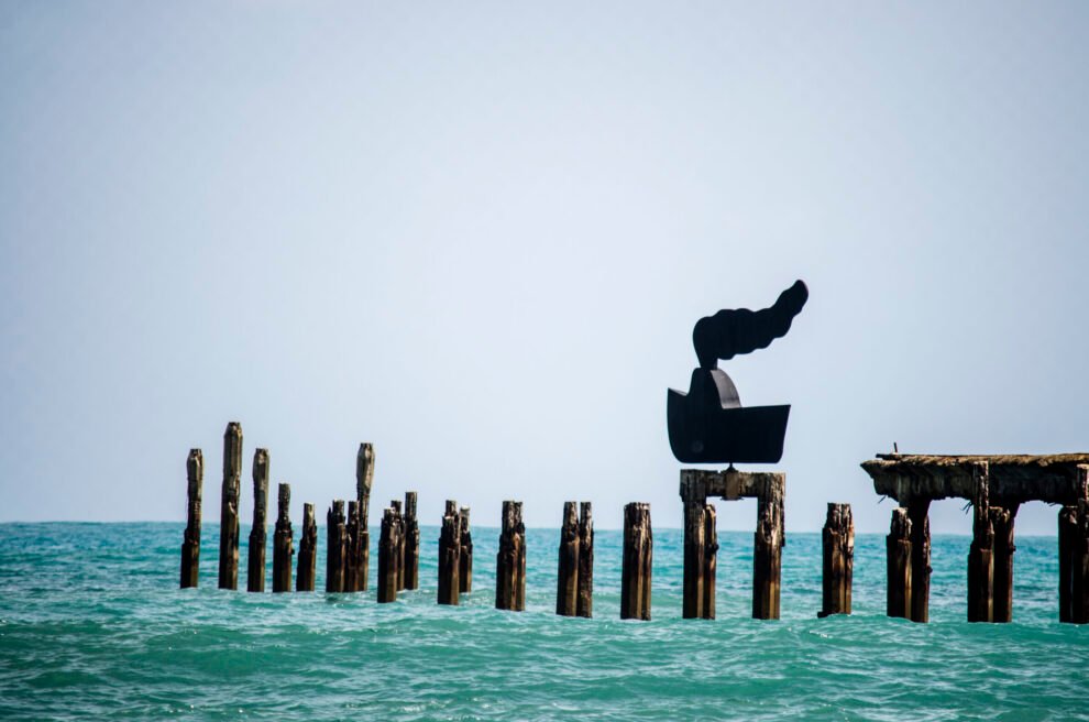 la-femme-bateau,-de-servulo-esmeraldo,-e-vandalizada-na-praia-de-iracema