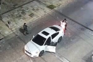 carro-furtado-no-meireles,-em-fortaleza,-e-recuperado-pela-pm-momentos-apos-o-crime 