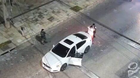 carro-furtado-no-meireles,-em-fortaleza,-e-recuperado-pela-pm-momentos-apos-o-crime 