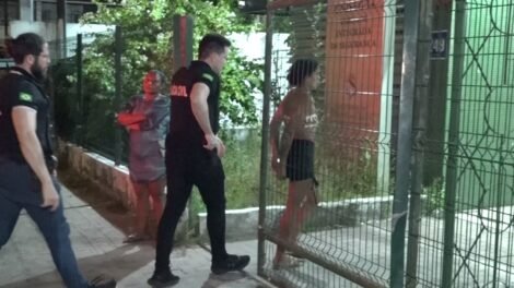 mulher-com-antecedentes-e-presa-por-trafico-de-drogas-em-condominio-de-fortaleza