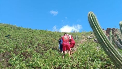 turista-idoso-e-resgatado-apos-sofrer-queda-na-trilha-da-pedra-furada,-em-jericoacoara-(ce)