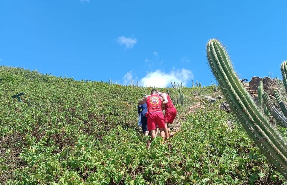 turista-idoso-e-resgatado-apos-sofrer-queda-na-trilha-da-pedra-furada,-em-jericoacoara-(ce)