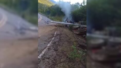 caminhoneiro-morre-apos-tombamento-de-veiculo-carregado-com-bois-na-ce-265