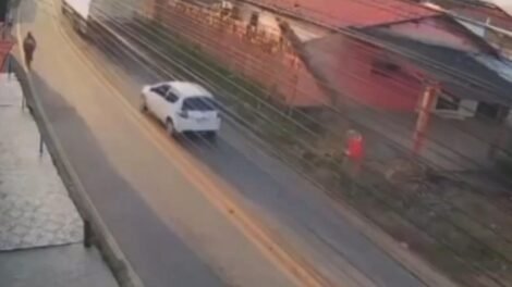 poste-de-telecomunicacoes-cai-e-quase-atinge-pedestre-em-pacatuba