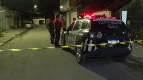 caucaia/ce:-homem-e-morto-a-tiros-em-casa-e-mae-da-vitima,-de-80-anos,-e-baleada