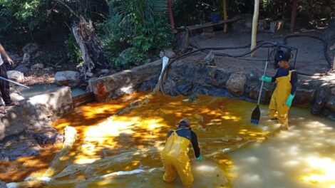 caminhao-com-30-mil-litros-de-oleo-de-soja-tomba-em-tiangua-e-contamina-riacho