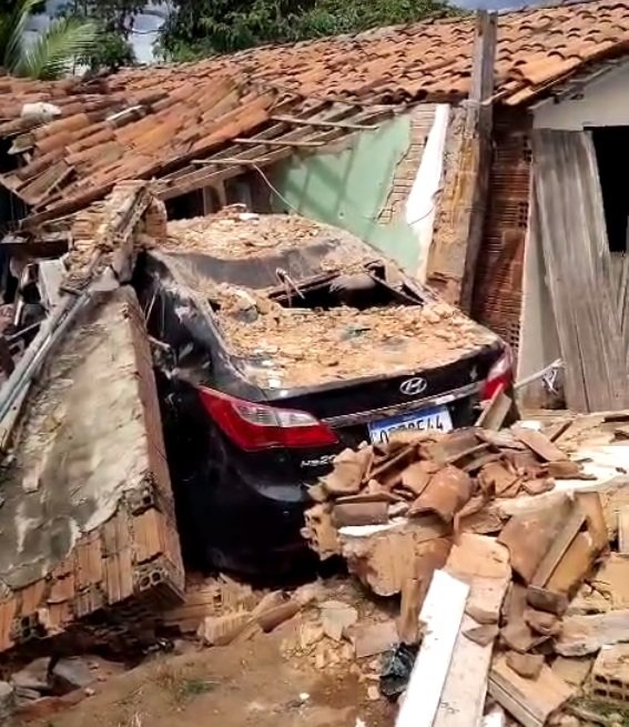 carro-desgovernado-invade-casa-com-familia-dentro-em-ipu,-no-interior-do-ceara