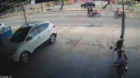 colisao-entre-motos-deixa-motociclista-por-aplicativo-ferido-em-avenida-de-fortaleza