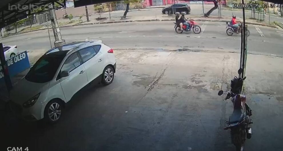 colisao-entre-motos-deixa-motociclista-por-aplicativo-ferido-em-avenida-de-fortaleza