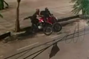 ladrao-se-disfarca-de-entregador-e-e-flagrado-furtando-moto-com-comparsa,-em-fortaleza