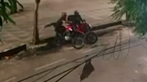 ladrao-se-disfarca-de-entregador-e-e-flagrado-furtando-moto-com-comparsa,-em-fortaleza