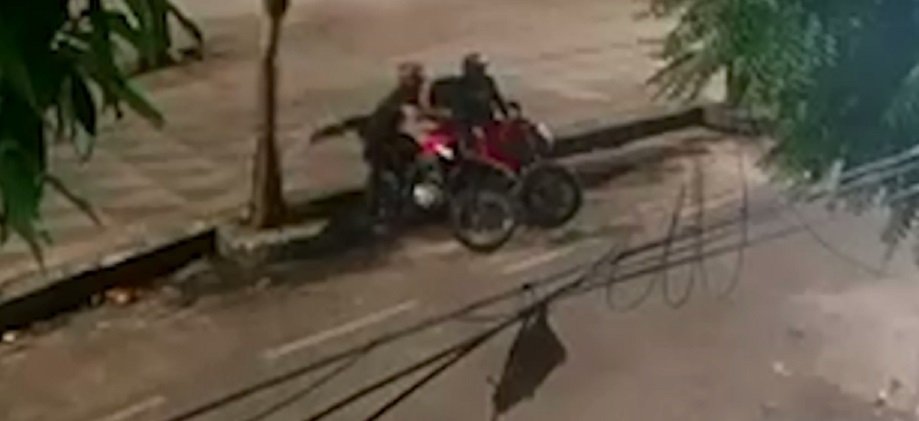 ladrao-se-disfarca-de-entregador-e-e-flagrado-furtando-moto-com-comparsa,-em-fortaleza