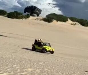 picape-que-“voou”-de-duna-no-ceara-e-vendida-e-vira-atracao-em-russas