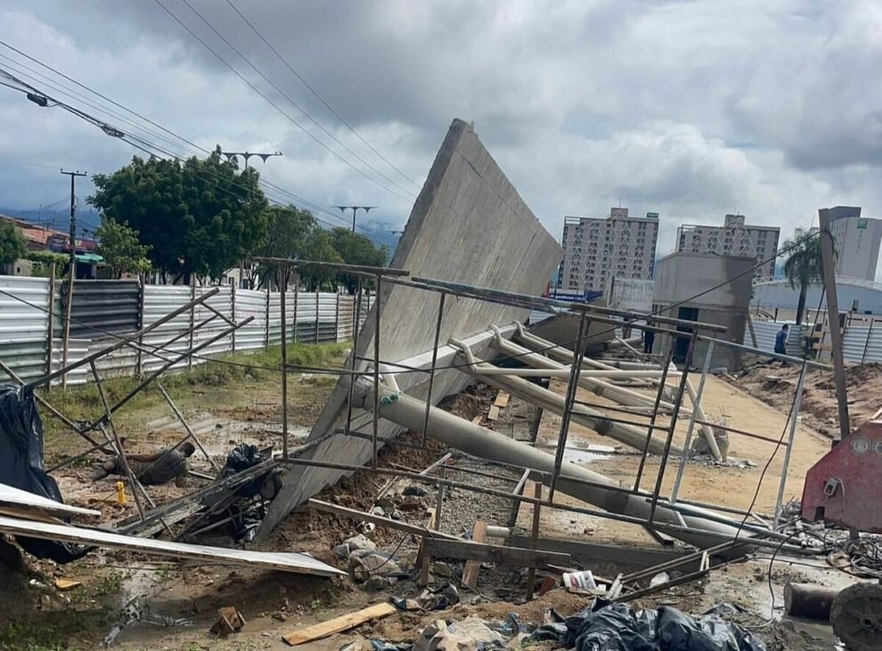 parada-de-onibus-em-construcao-desaba-e-fere-quatro-operarios-em-maracanau