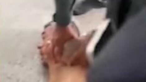 homem-tenta-fugir-da-delegacia,-e-capturado-e-chama-a-mae;-confira-video