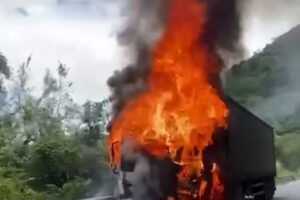 incendio:-caminhao-carregado-com-farinha-pega-fogo-na-br-222,-em-tiangua/ce