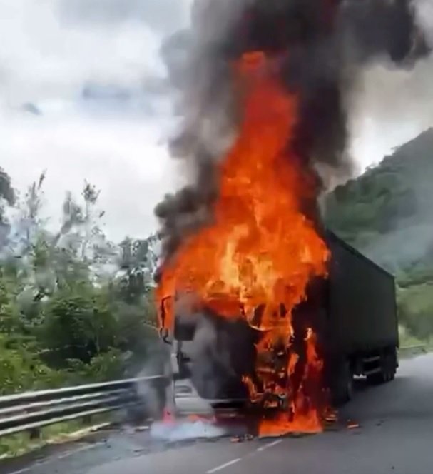 incendio:-caminhao-carregado-com-farinha-pega-fogo-na-br-222,-em-tiangua/ce