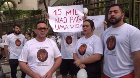 familiares-de-jovem-atropelado-e-morto-em-fortaleza-protestam-em-frente-a-casa-de-empresario