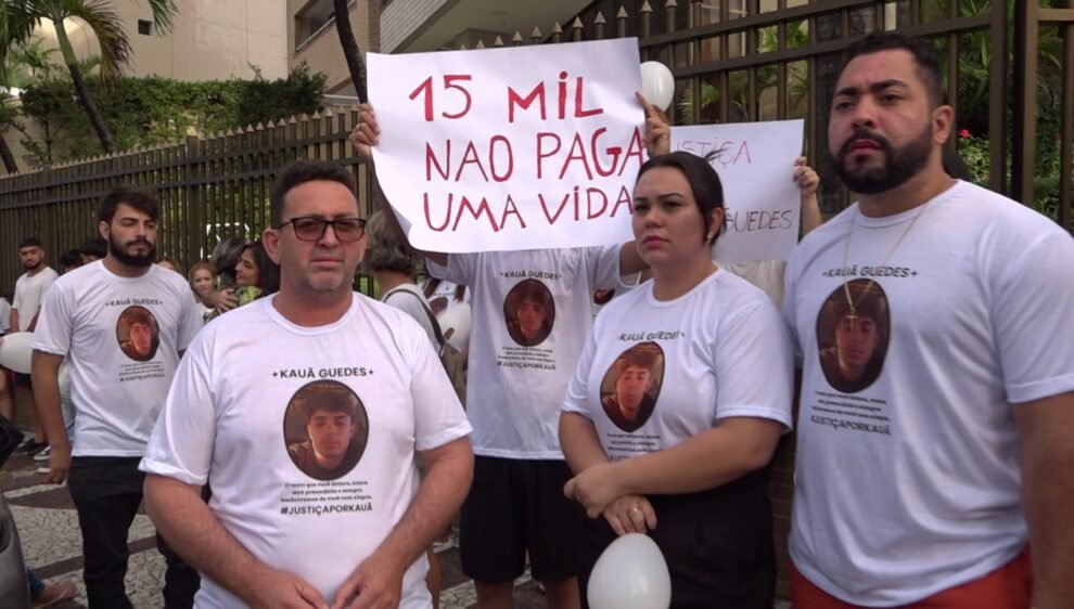 familiares-de-jovem-atropelado-e-morto-em-fortaleza-protestam-em-frente-a-casa-de-empresario