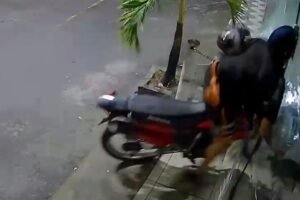 motociclista-colide-e-quebra-vitrine-de-loja-de-celulares-em-itapipoca/ce;-veja-o-video