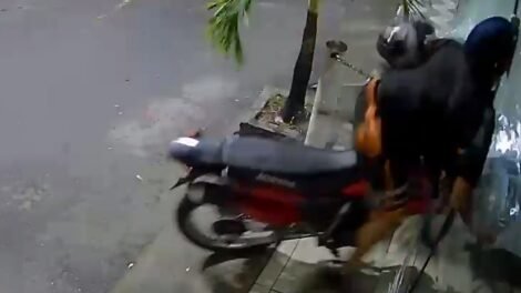 motociclista-colide-e-quebra-vitrine-de-loja-de-celulares-em-itapipoca/ce;-veja-o-video