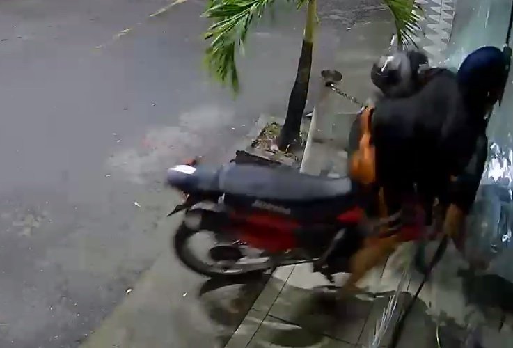 motociclista-colide-e-quebra-vitrine-de-loja-de-celulares-em-itapipoca/ce;-veja-o-video