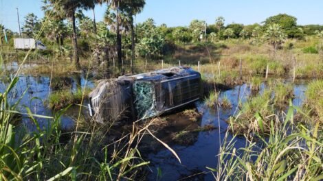 ex-prefeito-de-guaiuba-capota-carro-em-rotatoria-da-ce-060,-em-pacatuba,-e-sai-ileso