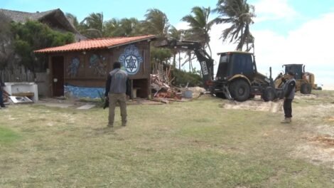 demolicao-de-barracas-na-praia-do-futuro-reacende-impasse-entre-empresarios-e-uniao