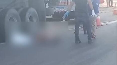 apos-colisao,-idosa-cai-de-moto-e-morre-atropelada-por-caminhao-na-br-116,-em-itaitinga