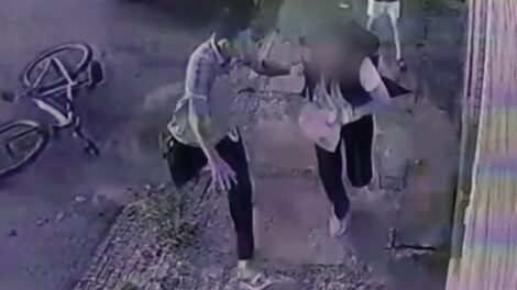 mulher-e-agredida-durante-assalto-na-rua,-em-area-nobre-de-fortaleza;-veja-o-video