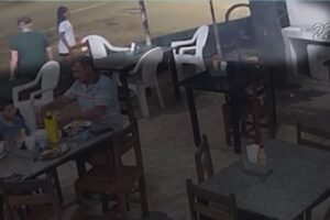 falso-guardador-de-veiculos-furta-bicicleta-em-frente-a-churrascaria-em-caucaia,-no-ceara