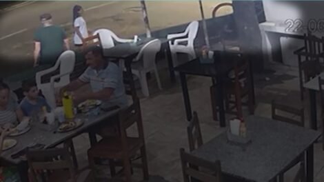 falso-guardador-de-veiculos-furta-bicicleta-em-frente-a-churrascaria-em-caucaia,-no-ceara