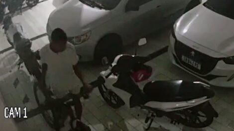 ladrao-e-flagrado-abrindo-portao-de-condominio-e-furtando-bicicleta-em-caucaia/ce