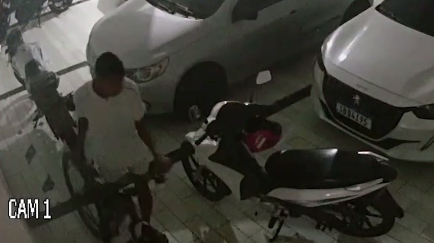 ladrao-e-flagrado-abrindo-portao-de-condominio-e-furtando-bicicleta-em-caucaia/ce