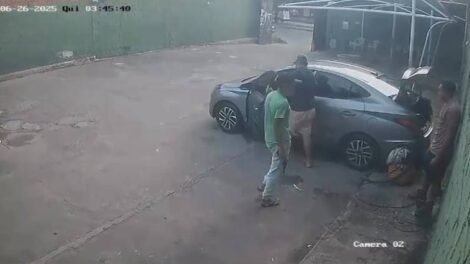 criminosos-invadem-lava-a-jato,-rendem-funcionarios-e-levam-carro-em-fortaleza