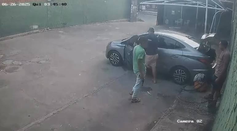 criminosos-invadem-lava-a-jato,-rendem-funcionarios-e-levam-carro-em-fortaleza