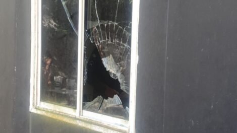 homem-e-preso-apos-atirar-pedra-contra-base-da-policia-militar-em-fortaleza