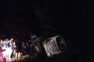 onibus-que-saiu-de-juazeiro-do-norte-(ce)-tomba-em-rodovia-e-deixa-passageiros-feridos